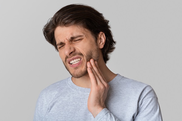 Ways An Emergency Dentist Relieves Toothaches